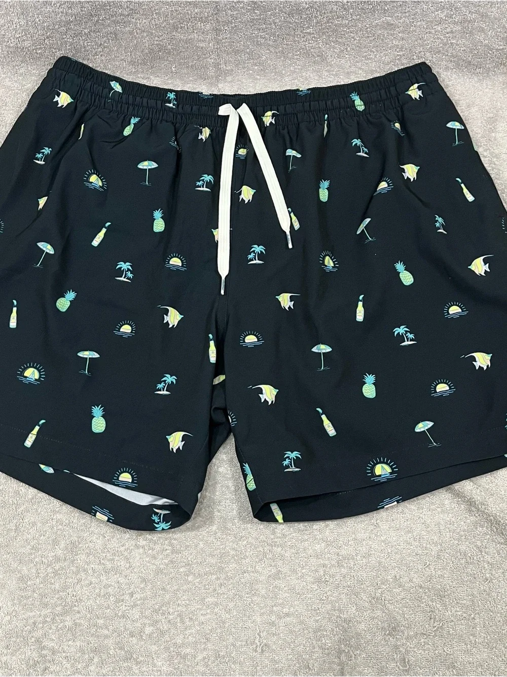 Chubbies Mens XL Swim Trunks Black Pineapple Print 5.5